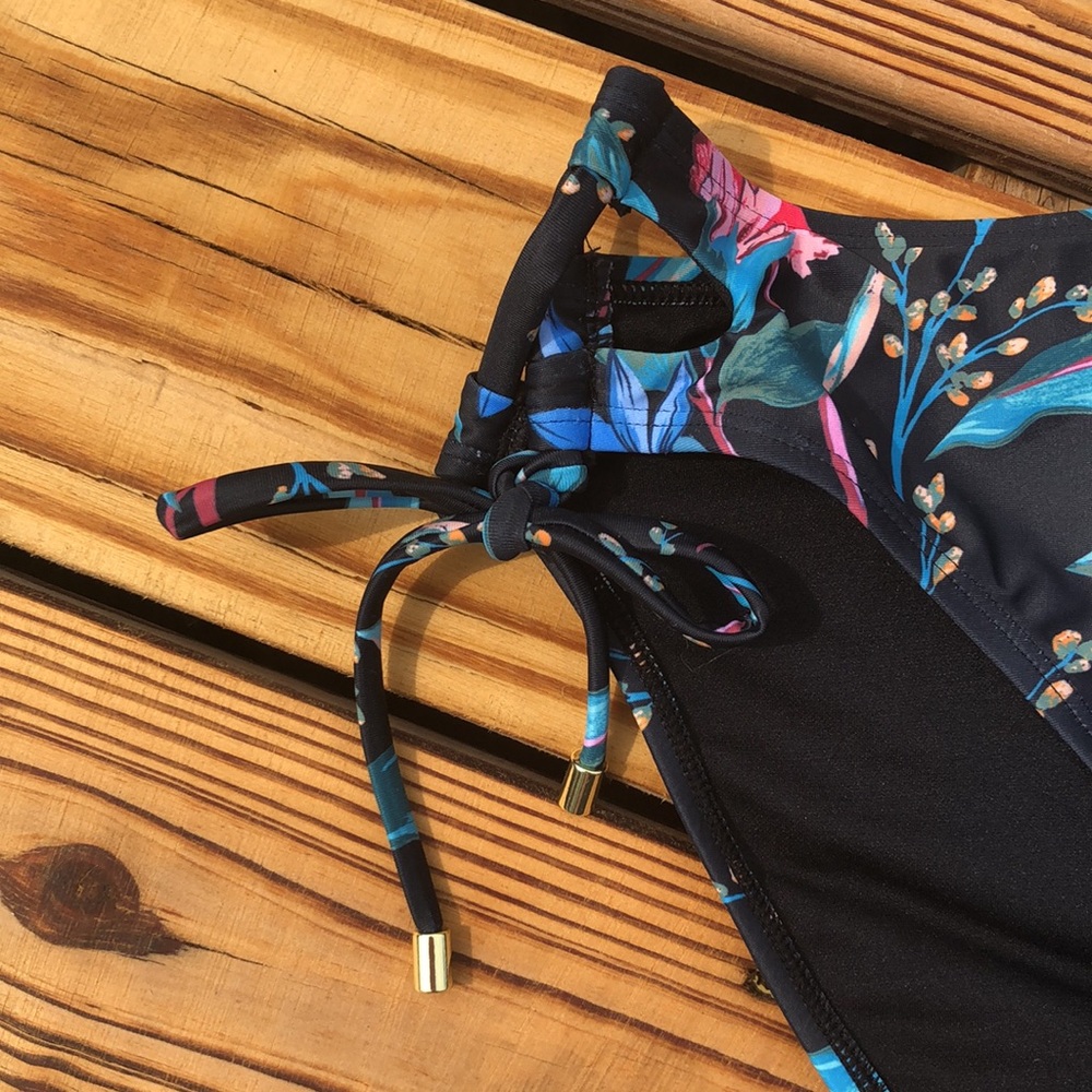 NWT Daisy Fuentes Tropical Print Criss Cross Side Tie Bikini Bottoms Size 12 - Picture 3 of 5